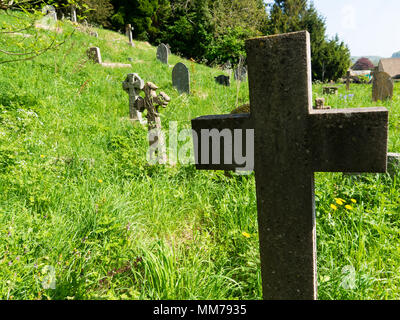 Cimitero della chiesa della Santa Trinità, Slad, Gloucestershire, Regno Unito Foto Stock