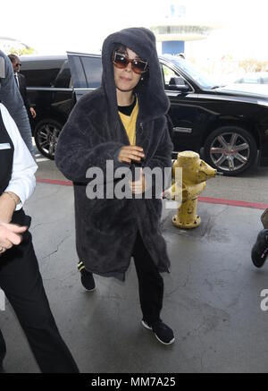 Camila Cabello presso l'aeroporto di Los Angeles in Los Angeles, Stati Uniti. Dotato di: Camila Cabello dove: Lax, California, Stati Uniti quando: 08 Apr 2018 Credit: WENN.com Foto Stock