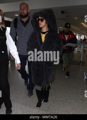 Camila Cabello presso l'aeroporto di Los Angeles in Los Angeles, Stati Uniti. Dotato di: Camila Cabello dove: Lax, California, Stati Uniti quando: 08 Apr 2018 Credit: WENN.com Foto Stock