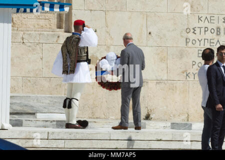Atene, 09 maggio 2018, il principe Carlo e sua moglie Camilla visita la tomba del Soldato sconosciuto a Atene, Grecia, Credito: Vangelis Aragiannis/Alamy Live News. Foto Stock