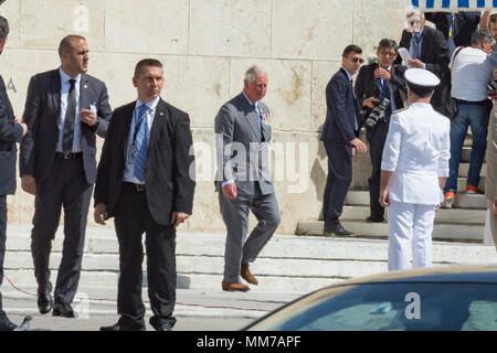 Atene, 09 maggio 2018, il principe Carlo e sua moglie Camilla visita la tomba del Soldato sconosciuto a Atene, Grecia, Credito: Vangelis Aragiannis/Alamy Live News. Foto Stock