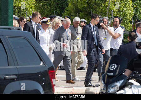 Atene, 09 maggio 2018, il principe Carlo e sua moglie Camilla visita la tomba del Soldato sconosciuto a Atene, Grecia, Credito: Vangelis Aragiannis/Alamy Live News. Foto Stock