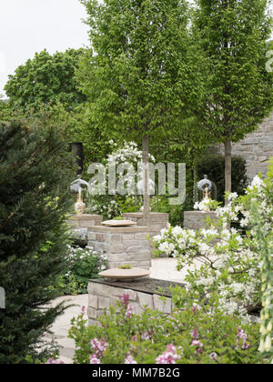 Malvern, Worcestershire, Regno Unito. Mercoledì 9 maggio 2018 Malvern, Worcestershire, Regno Unito. Porcellana Royal Works Ltd: Collettori giardino da Olivia Kirk che sapientemente utilizzati il Malvern Hills paesaggio nel suo giardino. Credito: Ian Thwaites/Alamy Live News Foto Stock