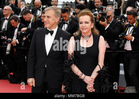 Cannes, Francia. Il 9 maggio 2018. Direttore artistico e copresidente del Chopard Caroline Scheufele e Christoph Waltz al 'Yomeddine' premiere durante la settantunesima Cannes Film Festival presso il Palais des Festivals il 9 maggio 2018 a Cannes, Francia. Credito: Giovanni Rasimus/Media punzone ***Francia, Svezia, Norvegia, DENARK, Finlandia, STATI UNITI D'AMERICA, REPUBBLICA CECA, SUD AMERICA SOLO CREDITO***: MediaPunch Inc/Alamy Live News Foto Stock