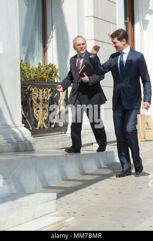 Atene, 09 maggio 2018, Re Costantino figlio Paolo, come lui di entrare in Gran Bretagna hotel, Credito: Vangelis Aragiannis/Alamy Live News. Foto Stock