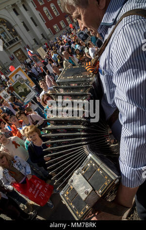 Mosca, Russia. 9 maggio 2018. Persone che trattengono i ritratti di guerra mondiale i soldati a piedi verso il basso di Mosca Tverskaya Street verso la Piazza Rossa durante il reggimento immortale marzo a Mosca Credito: Nikolay Vinokurov/Alamy Live News Foto Stock