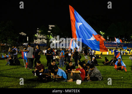 KUALA LUMPUR, Malesia - 10 Maggio: 'Pakatan Harapan' (l'Alleanza della speranza) sostenitori attende il xiv elezione generale annuncio a Amcorp mall di Kuala Lumpur in Malesia il 10 maggio 2018. Credito: Samsul detto/AFLO/Alamy Live News Foto Stock