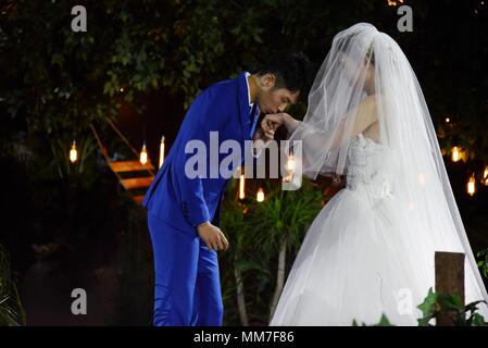 Hangzh, Hangzh, Cina. 9 maggio 2018. Hangzhou, Cina-9Maggio 2018: una speciale "Fly me la luna " nozze a tema è tenuto in Hangzhou, est della Cina di Provincia dello Zhejiang. La sposa e lo sposo desidera combinare elementi di volo con il matrimonio romantico perché sono entrambi assistenti di volo. Credito: SIPA Asia/ZUMA filo/Alamy Live News Foto Stock