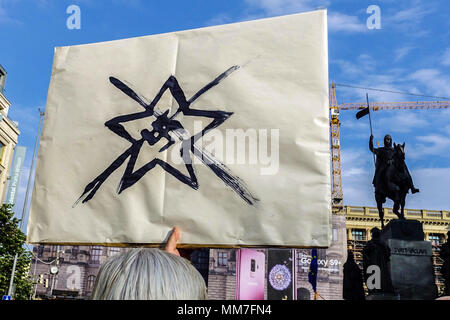 Praga, Repubblica Ceca dimostrazione contro Premier Babis, Presidente Zeman e i comunisti, simboli - nazista, Stella comunista Foto Stock