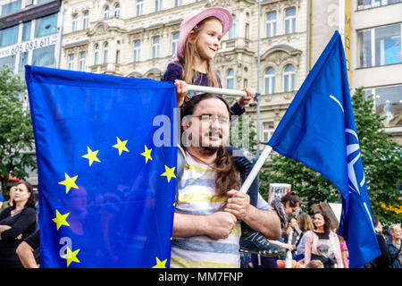 Dimostrazione di Praga contro il primo ministro Babis, il presidente Zeman e i comunisti, sostenitori cechi con bandiera dell'Unione europea persone uomo padre bambino ragazza Foto Stock