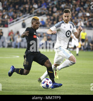 Los Angeles, California, USA. 9 maggio 2018. Los Angeles FC avanti Latif benedizione (7) del Ghana con vies Minnesota Regno defender Jerome Thiesson (3) della Svizzera durante una sequenza di lunghezza massima MLS partita di calcio tra Los Angeles FC e del Minnesota uniti a Banc della California Stadium di Los Angeles, mercoledì 9 maggio, 2018. Il LAFC ha vinto 2-0. Credito: Ringo Chiu/ZUMA filo/Alamy Live News Foto Stock