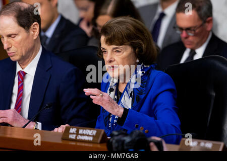 Washington, Stati Uniti d'America. 09 Maggio, 2018. Stati Uniti il senatore Dianne Feinstein, democratici della California, chiede direttore della Central Intelligence Agency Gina Haspel una domanda durante la sua audizione di conferma di essere il direttore della CIA prima che il senato degli Stati Uniti di comitato di intelligence sulla collina di Capitale a Washington il 9 maggio 2018. Credito: Alex Edelman/CNP | Utilizzo di credito in tutto il mondo: dpa/Alamy Live News Foto Stock