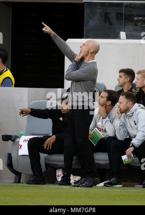 Los Angeles, California, USA. 9 maggio 2018. Los Angeles FC head coach /Bob Bradley dirige il suo team durante una sequenza di lunghezza massima MLS partita di calcio tra Los Angeles FC e del Minnesota uniti a Banc della California Stadium di Los Angeles, mercoledì 9 maggio, 2018. Il LAFC ha vinto 2-0. Credito: Ringo Chiu/ZUMA filo/Alamy Live News Foto Stock