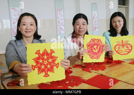 Lianyungang, Lianyungang, Cina. Il 10 maggio, 2018. Lianyungang, Cina-10Maggio 2018: Le persone fanno cinese tradizionale carta-talee in Lianyungang, est cinese della provincia di Jiangsu, segnando la prossima Giornata della madre. Credito: SIPA Asia/ZUMA filo/Alamy Live News Foto Stock