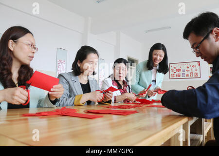 Lianyungang, Lianyungang, Cina. Il 10 maggio, 2018. Lianyungang, Cina-10Maggio 2018: Le persone fanno cinese tradizionale carta-talee in Lianyungang, est cinese della provincia di Jiangsu, segnando la prossima Giornata della madre. Credito: SIPA Asia/ZUMA filo/Alamy Live News Foto Stock