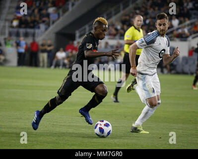 Los Angeles, California, USA. 9 maggio 2018. Los Angeles FC avanti Latif benedizione (7) del Ghana con vies Minnesota Regno defender Jerome Thiesson (3) della Svizzera durante una sequenza di lunghezza massima MLS partita di calcio tra Los Angeles FC e del Minnesota uniti a Banc della California Stadium di Los Angeles, mercoledì 9 maggio, 2018. Il LAFC ha vinto 2-0. Credito: Ringo Chiu/ZUMA filo/Alamy Live News Foto Stock