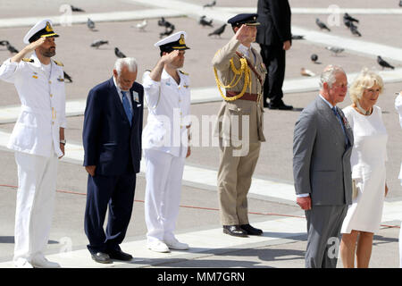 Atene, Grecia. 9 maggio 2018. Il Principe di Galles, il principe Carlo e la duchessa di Cornovaglia la Principessa Camilla di visitare la tomba del Milite Ignoto ad Atene in Grecia, come parte della loro visita al paese. Credito: Aristidis Vafeiadakis/ZUMA filo/Alamy Live News Foto Stock