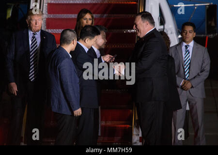 Washington, DC, Stati Uniti d'America. Il 10 maggio, 2018. Il segretario di Stato Mike Pompeo saluta tre uomini americani rilasciato dopo essere stato imprigionato in Corea del Nord. Credito: Michael Candelori/ZUMA filo/Alamy Live News Foto Stock