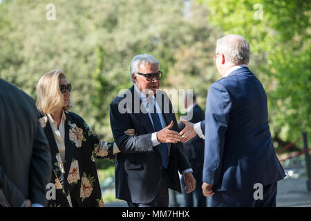 Monasterio de Yuste, Cuacos De Yuste, Spagna. 9 Maggio 2018 - (2r) Felipe González Márquez politico spagnolo ex ministro della Spagna arriva al Carlos V cerimonia di premiazione dove Antonio Tajani, il Parlamento europeo ha ricevuto da Felipe VI, re di Spagna Il Carlos V Premio. Credito: Esteban Martinena Guerrero/Alamy Live News Foto Stock