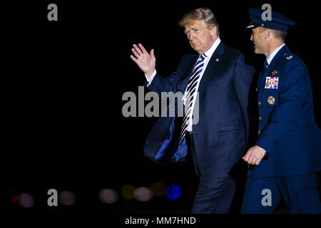 10 maggio 2018 - Washington, Distretto di Columbia, Stati Uniti d'America - STATI UNITI Presidente Donald Trump passeggiate con Air Force Col. Casey Eaton, Commander, 89Airlift Wing, prima del saluto American detenuti prima del loro arrivo dalla Corea del Nord a base comune Andrews, Maryland, Stati Uniti, giovedì 10 maggio, 2018. La Corea del Nord ha rilasciato tre cittadini degli Stati Uniti che erano stati trattenuti per la durata di due anni, un gesto davanti ad un prossimo vertice tra il presidente Donald Trump e Kim Jong Onu che atteso nelle prossime settimane. Credito: Al Drago/Piscina via CNP (credito Immagine: © Al Drago/CNP via Foto Stock