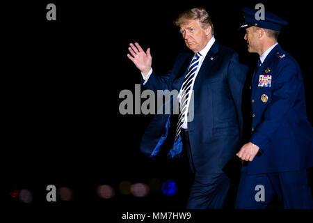 Base comune Andrews, Maryland, Stati Uniti d'America. Il 10 maggio, 2018. Stati Uniti Presidente Donald Trump passeggiate con Air Force Col. Casey Eaton, Commander, 89Airlift Wing, prima del saluto American detenuti prima del loro arrivo dalla Corea del Nord a base comune Andrews, Maryland, Stati Uniti, giovedì 10 maggio, 2018. La Corea del Nord ha rilasciato tre cittadini degli Stati Uniti che erano stati trattenuti per la durata di due anni, un gesto davanti ad un prossimo vertice tra il presidente Donald Trump e Kim Jong Onu che atteso nelle prossime settimane. Credito: dpa picture alliance/Alamy vivere un nuovo credito: dpa picture alliance/Alamy Live News Foto Stock