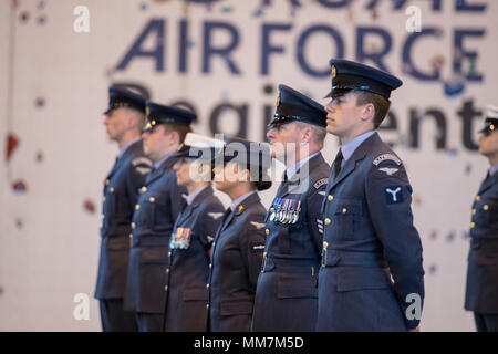 Honington, UK. Il 10 maggio 2018. Sgt Christopher Brookes (messa a fuoco), sulla sfilata a RAF Honington in preperations per le nozze di S.A.R. il principe Henry del Galles e la Sig.ra Meghan Markle Credito: Jason Marsh/Alamy Live News Foto Stock