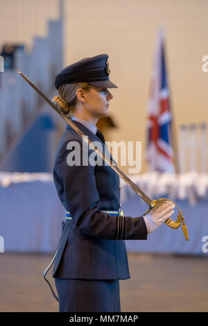 Honington, UK. Il 10 maggio 2018. Volo tenente 'Jess' Donnelly, parata comandante alla RAF Honington in preperations per le nozze di S.A.R. il principe Henry del Galles e la Sig.ra Meghan Markle Credito: Jason Marsh/Alamy Live News Foto Stock