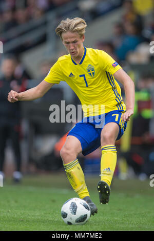 Burton upon Trent, Regno Unito. Decimo Mau 2018. Fredrik Hammar (Svezia) in azione durante il 2018 Campionato Europeo UEFA Under 17 Gruppo B match tra la Svezia e il Portogallo in Pirelli Stadium il 10 maggio 2018 in Burton upon Trent, Inghilterra. Credito: Immagini di PHC/Alamy Live News Foto Stock