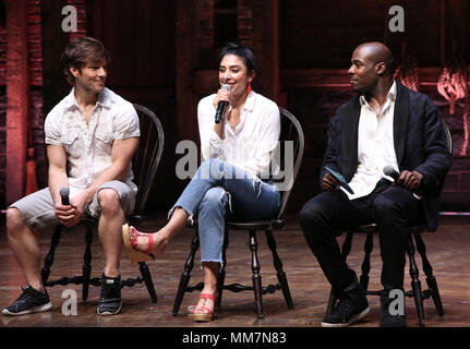 Thayne Jasperson, Lauren Boyd e Justin cenare Bryantr durante un Q & A prima della fondazione Rockefeller e il Gilder Lehrman Institute of American History sponsorizzato studente di scuola superiore #eduHam matinée prestazioni di 'Hamilton' al Richard Rodgers Theatre il 9 maggio 2018 a New York City. Credito: Walter McBride/MediaPunch Foto Stock