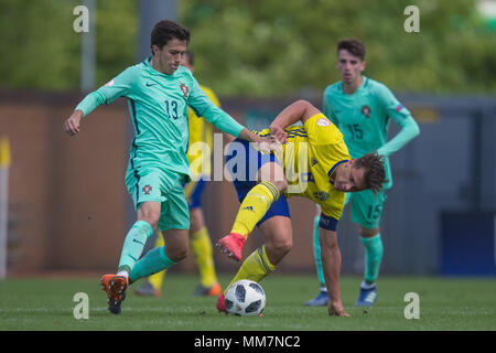 Kevin Ackermann (Svezia) scivola a nick la palla lontano da Francisco Saldanha (Portogallo) durante il 2018 Campionato Europeo UEFA Under 17 Gruppo B match tra la Svezia e il Portogallo in Pirelli Stadium il 10 maggio 2018 in Burton upon Trent, Inghilterra. (Foto di Richard Burley/phcimages.com) Foto Stock