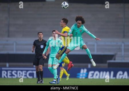 Kevin Ackermann (Svezia) e Tomas Tavares (Portogallo) sfida per la sfera durante il 2018 Campionato Europeo UEFA Under 17 Gruppo B match tra la Svezia e il Portogallo in Pirelli Stadium il 10 maggio 2018 in Burton upon Trent, Inghilterra. (Foto di Richard Burley/phcimages.com) Foto Stock