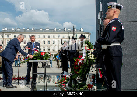 Varsavia, Polonia. Il 10 maggio, 2018. Il presidente ceco Zeman, a sinistra e a capo dell ufficio presidenziali Mynar Vratislav di cui corona al memorial a Smolensk tragedia durante la sua visita a Varsavia in Polonia, il 10 maggio 2018. Credito: David Tanecek/CTK foto/Alamy Live News Foto Stock