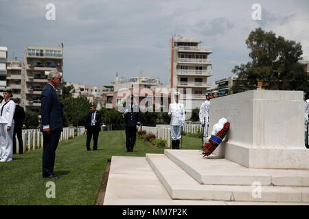 Atene, Grecia. Il 10 maggio, 2018. La Gran Bretagna è il principe Carlo (anteriore) offre una corona di fiori come egli visiti il Commonwealth War Graves, ad Atene, in Grecia, il 10 maggio 2018. Credito: Alkis Kostantinidis/Xinhua/Alamy Live News Foto Stock