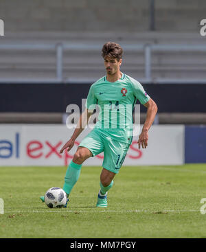 Burton upon Trent, Regno Unito . Il 10 maggio 2018. Il 10 maggio, Pirelli Stadium, Burton upon Trent, Inghilterra; UEFA Under 17 Campionati Europei, Svezia contro il Portogallo; Joao Ferreira del Portogallo sulla sfera Credit: Azione Plus immagini di sport/Alamy Live News Foto Stock