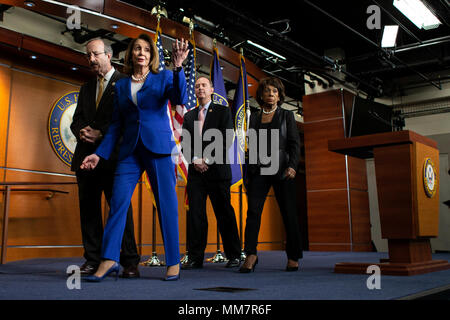 Washington, Stati Uniti d'America. Il 10 maggio, 2018. Casa dei Rappresentanti leader democratico Nancy Pelosi, democratici della California, passeggiate fuori fase come redattori di porre domande seguendo il suo weekly news conferenza sul colle del Campidoglio di Washington il 10 maggio 2018. Credito: la foto di accesso/Alamy Live News Foto Stock