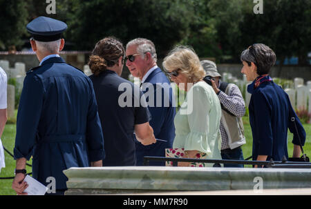 Atene, Grecia. Il 10 maggio 2018. Il principe Carlo e Camilla Duchessa di Cornovaglia visita il Commonwealth War Graves in Faliro, Atene Credito: Stefanos Kyriazis/Alamy Live News Foto Stock