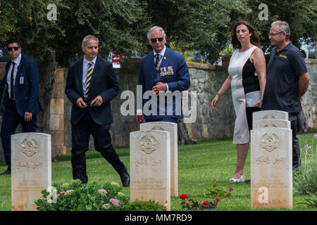 Atene, Grecia. Il 10 maggio 2018. Il principe Carlo e Camilla Duchessa di Cornovaglia visita il Commonwealth War Graves in Faliro, Atene Credito: Stefanos Kyriazis/Alamy Live News Foto Stock