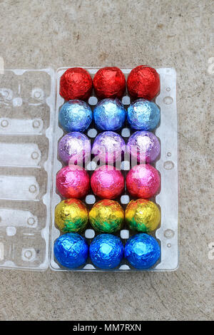 Colorate le uova di cioccolato sul cartone in plastica Foto Stock