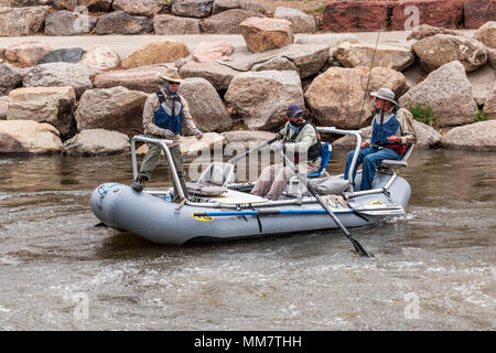 Guida professionale e clienti di Pesca a Mosca Report di Pesca da una barca sul fiume Arkansas, Salida, Colorado, STATI UNITI D'AMERICA Foto Stock
