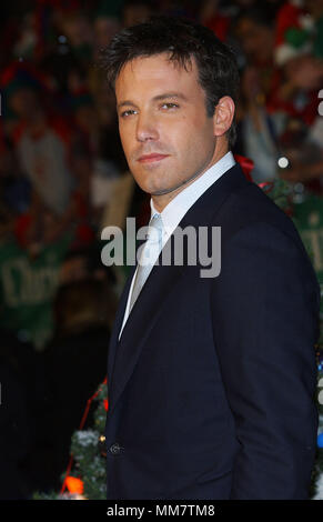 Ben Affleck che arrivano al superstite Premiere di Natale presso il Teatro Cinese di Los Angeles. Ottobre 14, 2004. AffleckBen054 Red Carpet Event, verticale, STATI UNITI D'AMERICA, industria cinematografica, celebrità, fotografia, Bestof, arte cultura e intrattenimento, Topix celebrità moda / Verticale, meglio di, evento nella vita di Hollywood - California, moquette rossa e dietro le quinte, USA, industria cinematografica, celebrità, movie celebrità, personaggi televisivi, musica celebrità, fotografia, Bestof, arte cultura e intrattenimento, Topix, headshot, verticale, una persona, dall'anno , 2004, inchiesta tsuni@Gamma-USA.com Foto Stock