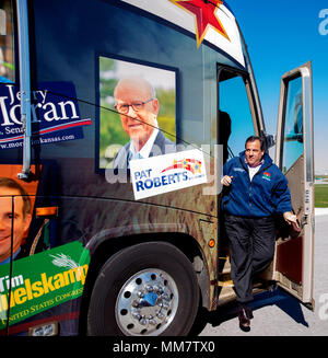 Kansas City, Stati Uniti d'America, 31 ottobre 2014 New Jersey Governor Chris Christy è circondato dai repubblicani in una campagna tour bus stop rally al di fuori del Kansas City Motor Speedway race track a sostegno del senatore Pat Roberts che è in esecuzione per la rielezione Foto Stock