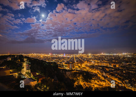 Notte in bella Barcellona. Paesaggio urbano in punto di vista dal bunker del Carmelo Foto Stock