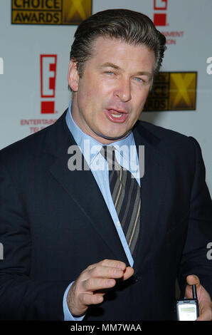 Alec Baldwin arrivando alla nona edizione critica' Choice Awards presso il Beverly Hills Hotel di Los Angeles. Gennaio, 10, 2004. BaldwinAlec003 Red Carpet Event, verticale, STATI UNITI D'AMERICA, industria cinematografica, celebrità, fotografia, Bestof, arte cultura e intrattenimento, Topix celebrità moda / Verticale, meglio di, evento nella vita di Hollywood - California, moquette rossa e dietro le quinte, USA, industria cinematografica, celebrità, movie celebrità, personaggi televisivi, musica celebrità, fotografia, Bestof, arte cultura e intrattenimento, Topix, headshot, verticale, una persona, dall'anno , 2004, inchiesta tsuni@Gamma-USA.com Foto Stock