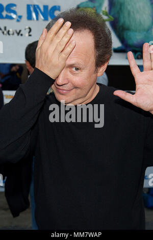 Billy Crystal che pongono alla premiere di Monsters Inc. al El Capitan Theatre di Los Angeles. Il 28 ottobre 2001. CrystalBilly03.jpgCrystalBilly03 Red Carpet Event, verticale, STATI UNITI D'AMERICA, industria cinematografica, celebrità, fotografia, Bestof, arte cultura e intrattenimento, Topix celebrità moda / Verticale, meglio di, evento nella vita di Hollywood - California, moquette rossa e dietro le quinte, USA, industria cinematografica, celebrità, movie celebrità, personaggi televisivi, musica celebrità, fotografia, Bestof, arte cultura e intrattenimento, Topix, headshot, verticale, una persona, dall'anno , 2001, inchiesta tsuni@Gamma-U Foto Stock