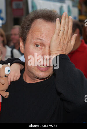 Billy Crystal che pongono alla premiere di Monsters Inc. al El Capitan Theatre di Los Angeles. Il 28 ottobre 2001. CrystalBilly10.jpgCrystalBilly10 Red Carpet Event, verticale, STATI UNITI D'AMERICA, industria cinematografica, celebrità, fotografia, Bestof, arte cultura e intrattenimento, Topix celebrità moda / Verticale, meglio di, evento nella vita di Hollywood - California, moquette rossa e dietro le quinte, USA, industria cinematografica, celebrità, movie celebrità, personaggi televisivi, musica celebrità, fotografia, Bestof, arte cultura e intrattenimento, Topix, headshot, verticale, una persona, dall'anno , 2001, inchiesta tsuni@Gamma-U Foto Stock