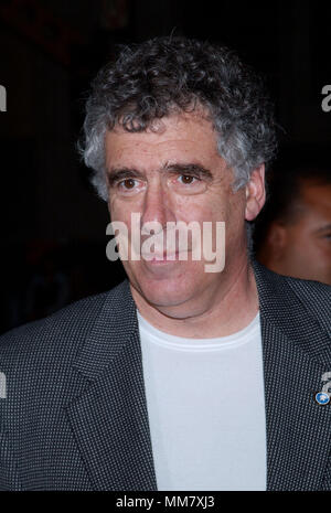 Elliott Gould arrivando al cittadino Kane DVD Premiere, una ricreazione del 1941 premiere a El Capitan di Los Angeles. Settembre 20, 2001. GouldElliott02.jpgGouldElliott02 Red Carpet Event, verticale, STATI UNITI D'AMERICA, industria cinematografica, celebrità, fotografia, Bestof, arte cultura e intrattenimento, Topix celebrità moda / Verticale, meglio di, evento nella vita di Hollywood - California, moquette rossa e dietro le quinte, USA, industria cinematografica, celebrità, movie celebrità, personaggi televisivi, musica celebrità, fotografia, Bestof, arte cultura e intrattenimento, Topix, headshot, verticale, una persona, dall'anno Foto Stock