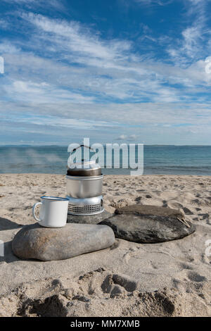 Campeggio selvaggio sulla spiaggia di Baia Sannick, Caithness, altopiani, Scozia Foto Stock