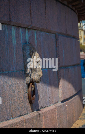 ST. Pietroburgo, Russia, 01 maggio 2018: Close up scolpito persone non identificate a scattare foto e in posa per la fotocamera nella base di colonne rostrale nel centro storico della città di San Pietroburgo Foto Stock