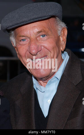 Jack Klugman arrivando al cittadino Kane DVD Premiere, una ricreazione del 1941 premiere a El Capitan di Los Angeles. Settembre 20, 2001. KlugmanJack01.jpgKlugmanJack01 Red Carpet Event, verticale, STATI UNITI D'AMERICA, industria cinematografica, celebrità, fotografia, Bestof, arte cultura e intrattenimento, Topix celebrità moda / Verticale, meglio di, evento nella vita di Hollywood - California, moquette rossa e dietro le quinte, USA, industria cinematografica, celebrità, movie celebrità, personaggi televisivi, musica celebrità, fotografia, Bestof, arte cultura e intrattenimento, Topix, headshot, verticale, una persona, dall'anno , Foto Stock