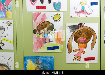 Bambini opere d'arte sulla parete nella loro scuola. Foto Stock